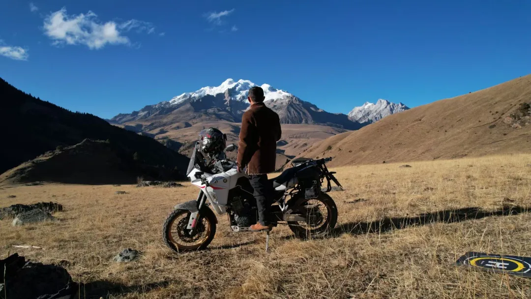 泸定邓师 | 以摩旅之名，携大眼猴传播大美甘孜